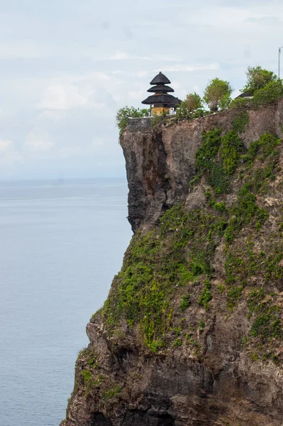 Uluwatu Tapınağı kayalıklarda