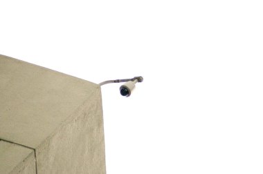 Bir binanın köşesindeki güvenlik kamerası.