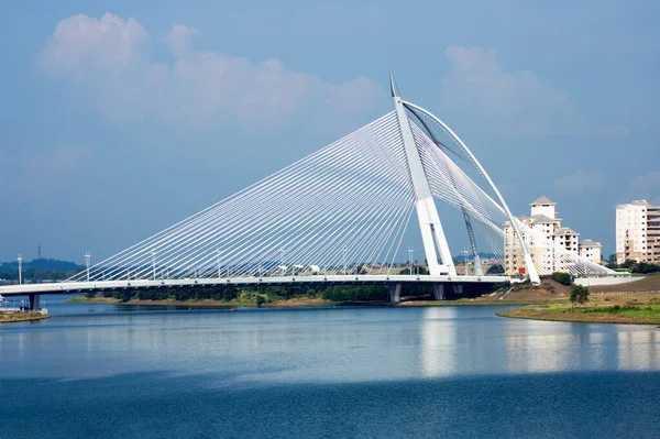 Putrajaya, Malezya 'da askıya alınmış bir köprü