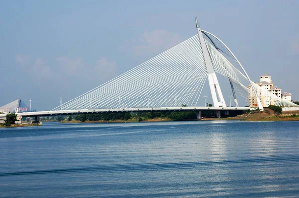 Putrajaya, Malezya 'da askıya alınmış bir köprü