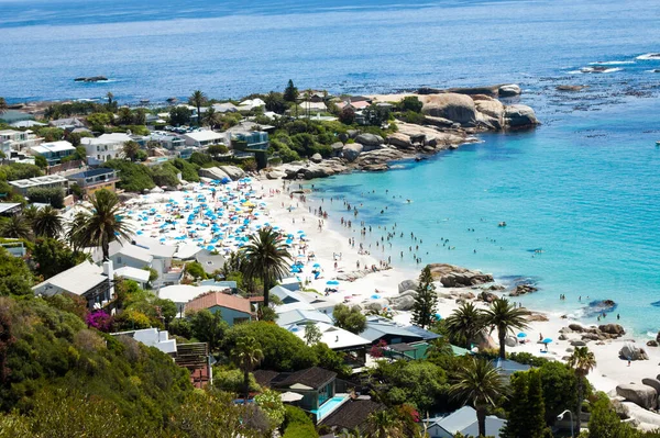 Cape Town, Güney Afrika 'daki Kamp Koyu' ndaki güzel Clifton sunumu. Clifton, Cape Town, Güney Afrika 'nın varlıklı bir banliyösüdür. Atlantik Okyanusu manzarası geniş uçurumlara yuva yapmış özel bir yerleşim yeridir.