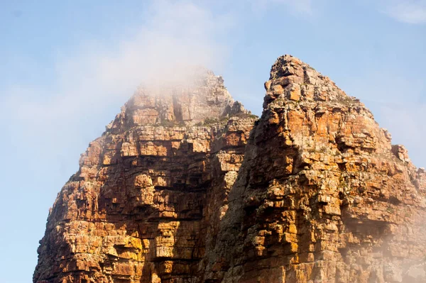 Güney Afrika 'daki Hout Körfezi' nde yüksek bir uçurum