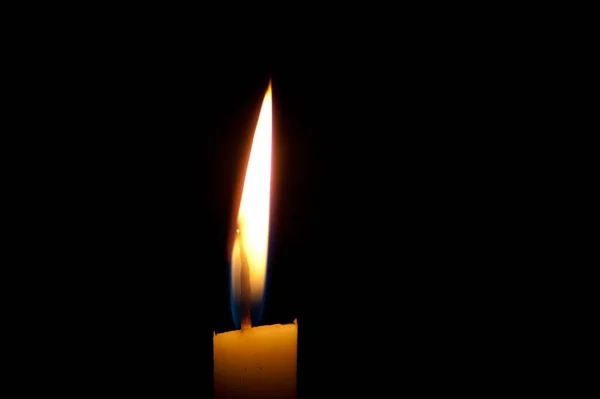 柔和温暖的蜡烛在黑暗中燃烧 — 图库照片