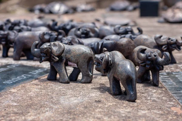 Afrika 'da yumuşak taştan yapılmış vahşi hayvan kopyaları.