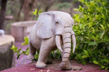Yumuşak taştan yapılmış filin kopyası. Afrika kırsalında bu popüler bir sanattır..