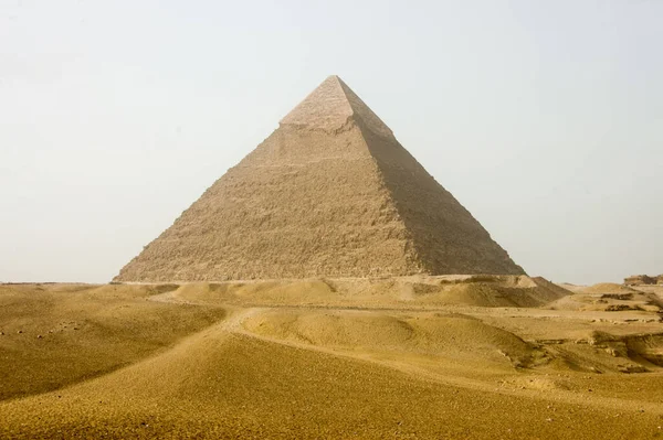 Kahire, Mısır 'daki Giza' nın büyük piramidi. Dünyanın yedi harikasından biri..