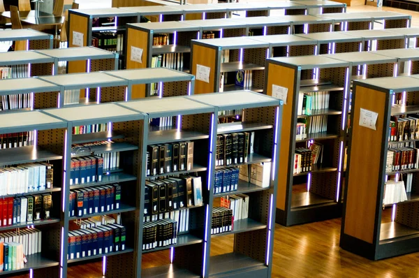 Büyük İskenderiye Kütüphanesi 'ndeki kitap rafları. Daha önce tamamen yıkıldıktan sonra yeniden inşa edildi..