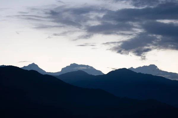 Annapurna, Himalaya 'daki dağların Ocensa' sı. Bu fotoğraf sabahın erken saatlerinde Pokhara, Nepal 'de çekildi..
