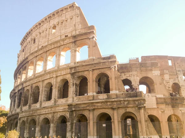 Colosseum tahmini olarak 50.000 ila 80.000 izleyiciyi barındırabilir. Klasik mitolojiye dayanan gladyatör yarışmaları ve deniz savaşları, hayvan avları, infazlar, ünlü savaşların yeniden sahnelenmesi gibi halka açık gösteriler için kullanıldı.