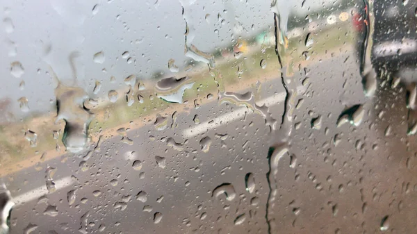 Deszcz Szybę Samochodu Podczas Ulewnego Deszczu — Zdjęcie stockowe