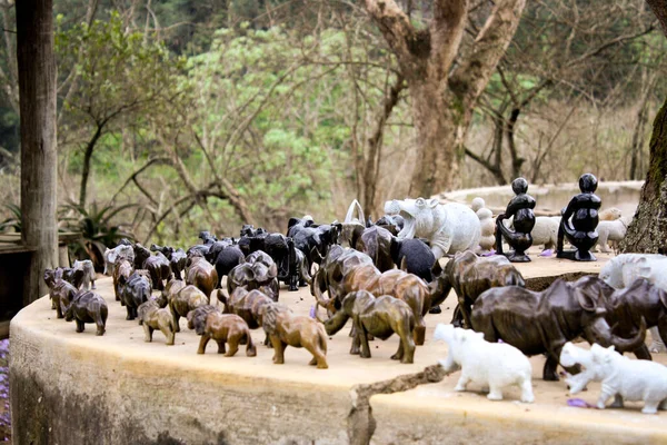Afrika kırsal kesimindeki yumuşak taştan yapılmış hayvan kopyaları. Bu Eswatini 'den..