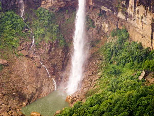 리카이 폭포는 인도에서 폭포이다 높이는 1115 피트입니다 — 스톡 사진
