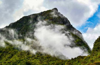 Gizem, cazibe ve geleneklerle çevrili Machu Pichu, İnka İmparatorluğu 'nun en ünlü sembolüdür. 1911 'de kaşif Hiram Bingham tarafından keşfedilen Machu Pichu İnkaların evren vizyonuna ymbolik olarak bağlı bir şehirdi..