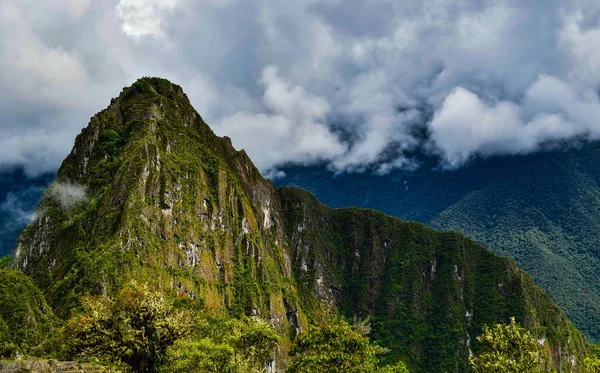Huayna Picchu Est Une Montagne Pérou Que Rivière Urubamba Plie — Photo