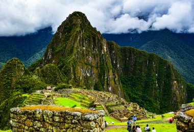Huayna Picchu, Peru 'da Urubamba Nehri' nin büktüğü bir dağdır. Bölge. Machu Picchu üzerinde yükseliyor, İnkalar 'ın kayıp şehri olarak adlandırılan yerde. İnkalar Huayna Picchu 'nun yamacına bir patika inşa ettiler ve tepesine tapınaklar ve teraslar inşa ettiler..