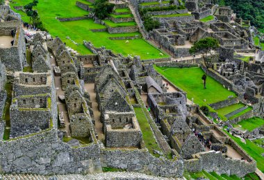 Machu Picchu 'daki binalarda, Machu Picchu' da genellikle tek katlı ve iç kısımları olmayan yaklaşık 200 bina bulunur..
