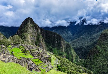 Huayna Picchu, Peru 'da Urubamba Nehri' nin büktüğü bir dağdır. Bölge. Machu Picchu üzerinde yükseliyor, İnkalar 'ın kayıp şehri olarak adlandırılan yerde. İnkalar Huayna Picchu 'nun yamacına bir patika inşa ettiler ve tepesine tapınaklar ve teraslar inşa ettiler.. 