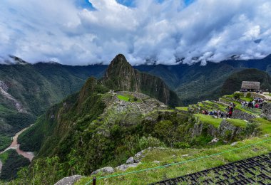 Huayna Picchu, Peru 'da Urubamba Nehri' nin büktüğü bir dağdır. Bölge. Machu Picchu üzerinde yükseliyor, İnkalar 'ın kayıp şehri olarak adlandırılan yerde. İnkalar Huayna Picchu 'nun yamacına bir patika inşa ettiler ve tepesine tapınaklar ve teraslar inşa ettiler.. 