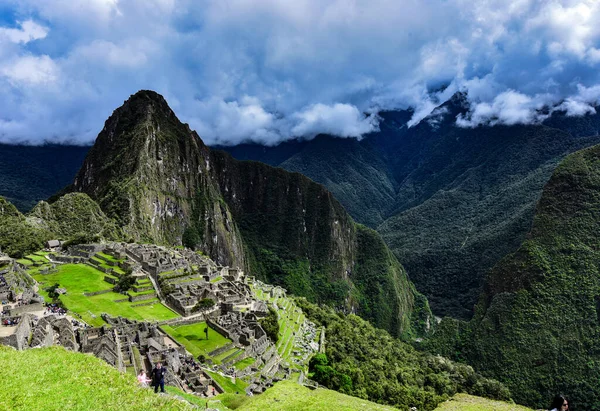 华纳皮丘 Huayna Picchu 是秘鲁的一座高山 被乌鲁班巴河弯曲 它在马丘比丘上空升起 这个所谓的印加人失落的城市 印加人在华纳河畔筑起了一条小径 并在山顶建起了庙宇和梯田 — 图库照片