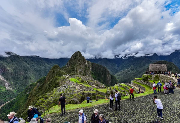 华纳皮丘 Huayna Picchu 是秘鲁的一座高山 被乌鲁班巴河弯曲 它在马丘比丘上空升起 这个所谓的印加人失落的城市 印加人在华纳河畔筑起了一条小径 并在山顶建起了庙宇和梯田 — 图库照片