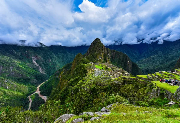 华纳皮丘 Huayna Picchu 是秘鲁的一座高山 被乌鲁班巴河弯曲 它在马丘比丘上空升起 这个所谓的印加人失落的城市 印加人在华纳河畔筑起了一条小径 并在山顶建起了庙宇和梯田 — 图库照片