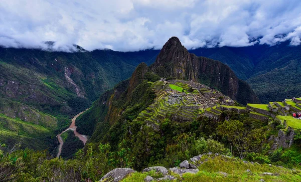 华纳皮丘 Huayna Picchu 是秘鲁的一座高山 被乌鲁班巴河弯曲 它在马丘比丘上空升起 这个所谓的印加人失落的城市 印加人在华纳河畔筑起了一条小径 并在山顶建起了庙宇和梯田 — 图库照片