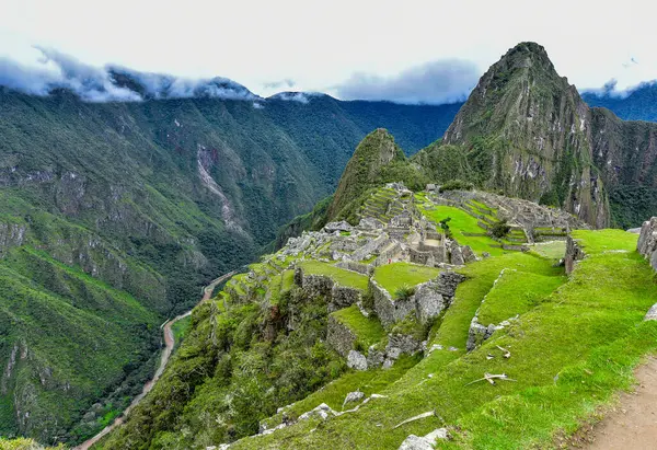 Huayna Picchu Est Une Montagne Pérou Que Rivière Urubamba Plie — Photo