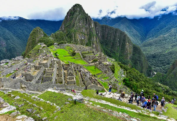 华纳皮丘 Huayna Picchu 是秘鲁的一座高山 被乌鲁班巴河弯曲 它位于乌鲁班巴省库斯科地区的Machupicchu区 它在马丘比丘上空升起 这个所谓的印加人失落的城市 华纳皮丘的最高峰是2693米 — 图库照片