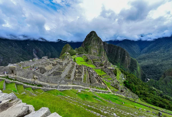 华纳皮丘 Huayna Picchu 是秘鲁的一座高山 被乌鲁班巴河弯曲 它位于乌鲁班巴省库斯科地区的Machupicchu区 它在马丘比丘上空升起 这个所谓的印加人失落的城市 华纳皮丘的最高峰是2693米 — 图库照片