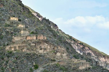 Ollantaytambo- Pinkuylluna İnkaların Ollantaytambo kasabasının etrafındaki tepelerde çeşitli şekilsiz ya da kaba kesilmiş taş depoları ya da qullqalar inşa ettikleri İnka depoları. Konumları yüksek irtifada, rüzgârın daha çok ve daha az olduğu yerde. 