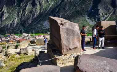 Ollantaytambo, Temple Hill 'in diğer iki bölgesinin aksine kesilmiş taşlardan yapılmış Tapınak sektörü. Yamaçtaki arkeologlar Ollantaytambo 'nun başka bir antik şehrin kalıntıları üzerine inşa edildiğine karar verdiler.