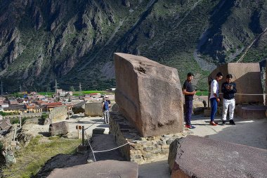 Ollantaytambo, Temple Hill 'in diğer iki bölgesinin aksine kesilmiş taşlardan yapılmış Tapınak sektörü. Yamaçtaki arkeologlar Ollantaytambo 'nun başka bir antik şehrin kalıntıları üzerine inşa edildiğine karar verdiler.