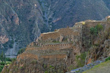 Ollantaytambo, Temple Hill 'in diğer iki bölgesinin aksine kesilmiş taşlardan yapılmış Tapınak sektörü. Yamaçtaki arkeologlar Ollantaytambo 'nun başka bir antik şehrin kalıntıları üzerine inşa edildiğine karar verdiler.
