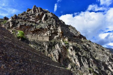 Ollantaytambo Harabeleri - Tapınağın tepesi, taştan yapılmış binalar, kaba kesim, Orta ve Cenaze Bölgeleri 'nin çeşitli dikdörtgen cenaze binaları var, bazıları iki katlı.