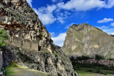 Ollantaytambo Harabeleri - Tapınağın tepesi, taştan yapılmış binalar, kaba kesim, Orta ve Cenaze Bölgeleri 'nin çeşitli dikdörtgen cenaze binaları var, bazıları iki katlı.