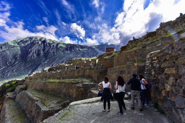 Ollantaytambo, Temple Hill 'in diğer iki bölgesinin aksine kesilmiş taşlardan yapılmış Tapınak sektörü. Yamaçtaki arkeologlar Ollantaytambo 'nun başka bir antik şehrin kalıntıları üzerine inşa edildiğine karar verdiler.