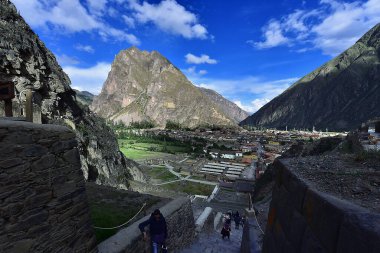 Ollantaytambo - Pinkuylluna Dağı İnkalar 'ın Ollantaytambo kasabasının etrafındaki tepelerde çeşitli depoları ya da şekilsiz ya da kaba kesim taş qullqalar inşa ettikleri yer.. 