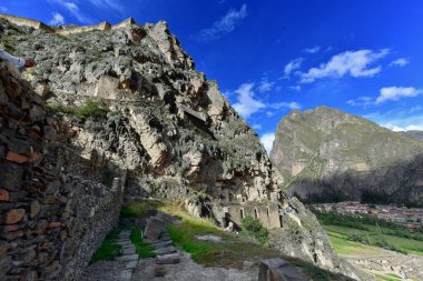 Ollantaytambo Harabeleri - Tapınağın tepesi, taştan yapılmış binalar, kaba kesim, Orta ve Cenaze Bölgeleri 'nin çeşitli dikdörtgen cenaze binaları var, bazıları iki katlı.