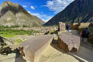 Ollantaytambo, Temple Hill 'in diğer iki bölgesinin aksine kesilmiş taşlardan yapılmış Tapınak sektörü. Yamaçtaki arkeologlar Ollantaytambo 'nun başka bir antik şehrin kalıntıları üzerine inşa edildiğine karar verdiler.