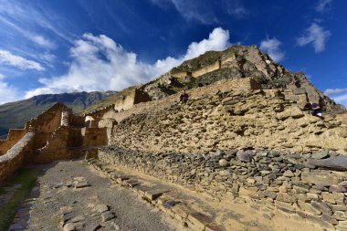 Ollantaytambo Harabeleri - Tapınağın tepesi, taştan yapılmış binalar, kaba kesim, Orta ve Cenaze Bölgeleri 'nin çeşitli dikdörtgen cenaze binaları var, bazıları iki katlı.