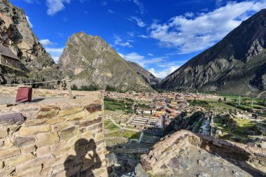 Ollantaytambo - Pinkuylluna Dağı İnkalar 'ın Ollantaytambo kasabasının etrafındaki tepelerde çeşitli depoları ya da şekilsiz ya da kaba kesim taş qullqalar inşa ettikleri yer.. 