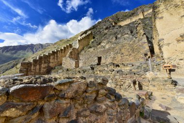 Ollantaytambo Harabeleri - Tapınağın tepesi, taştan yapılmış binalar, kaba kesim, Orta ve Cenaze Bölgeleri 'nin çeşitli dikdörtgen cenaze binaları var, bazıları iki katlı.