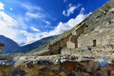 Ollantaytambo Harabeleri - Tapınağın tepesi, taştan yapılmış binalar, kaba kesim, Orta ve Cenaze Bölgeleri 'nin çeşitli dikdörtgen cenaze binaları var, bazıları iki katlı.