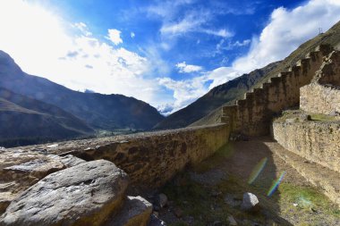 Ollantaytambo Harabeleri - Tapınağın tepesi, taştan yapılmış binalar, kaba kesim, Orta ve Cenaze Bölgeleri 'nin çeşitli dikdörtgen cenaze binaları var, bazıları iki katlı.