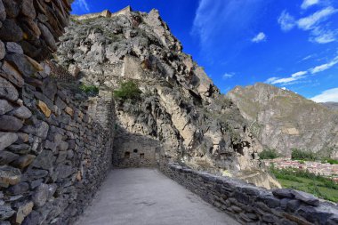 Ollantaytambo Harabeleri - Tapınağın tepesi, taştan yapılmış binalar, kaba kesim, Orta ve Cenaze Bölgeleri 'nin çeşitli dikdörtgen cenaze binaları var, bazıları iki katlı.
