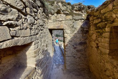 Ollantaytambo Harabeleri - Tapınağın tepesi, taştan yapılmış binalar, kaba kesim, Orta ve Cenaze Bölgeleri 'nin çeşitli dikdörtgen cenaze binaları var, bazıları iki katlı.