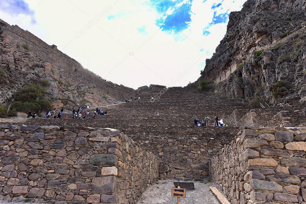 Ollantaytambo- Pinkuylluna - Inca depositswhere the Incas built several warehouses or qullqas of unshaped or coarsely cut stone on the hills around the town of Ollantaytambo. Their location at high altitudes, where there is more wind and lower 