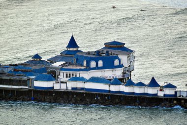 La Rosa Nautica- Lima-Miraflores-Pasifik Okyanusu Restoranı, Pasifik Okyanusu 'nun Peru kıyısındaki Pan-Amerikan otoyolunun izole edilmiş bir bölümündeki bir hendekte yer almaktadır.