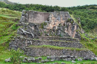 TAMBOMACHAY (Konukların sarhoş olduğu mağara - Keçuva) Arkeologların görüşüne göre burası Enkaz 'ın banyolarıydı. Bu yerin elit kesime adanmış bir rahatlama, tedavi ve alkol tüketimi yeri olması kuvvetle muhtemel.. 