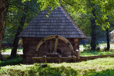 Sudaki değirmen, tahıl öğütmek, un ve mısır elde etmek veya kömür veya maden gibi çeşitli maddeleri küçük tanelere bölmek için kullanılan bir makinedir..